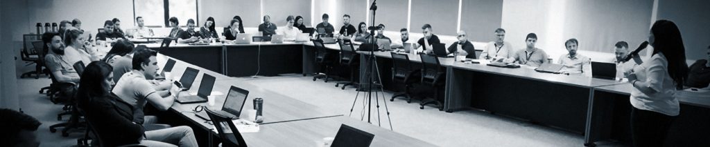 Diversos colaboradores reunidos durante uma palestra de conscientização para a empresa CWI, em São Leopoldo. Márcia Gonçalves ao centro.